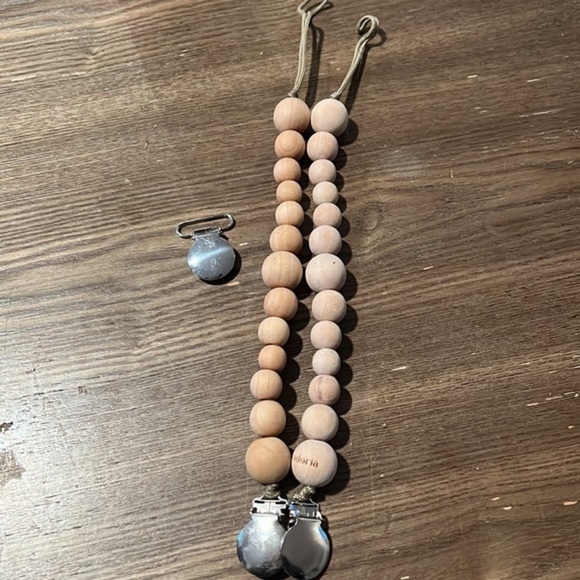 Wooden Pacifier Clip Set of 4 - Picture 2 of 11